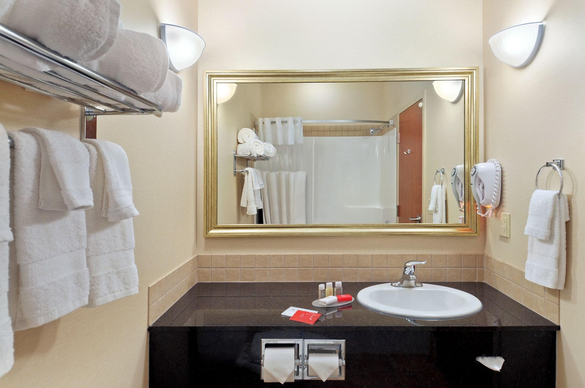 Ramada By Wyndham Lac La Biche Экстерьер фото