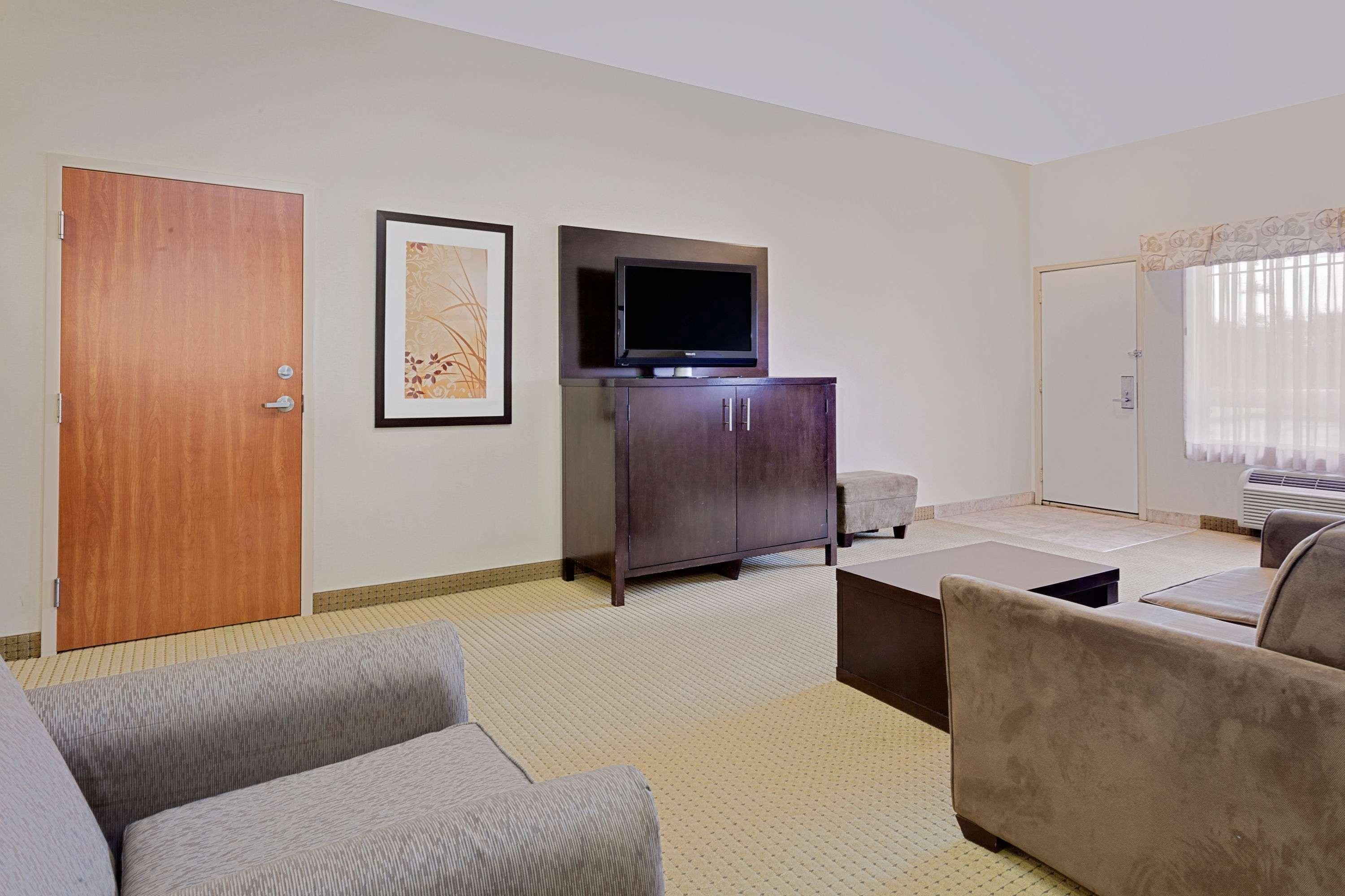 Ramada By Wyndham Lac La Biche Экстерьер фото