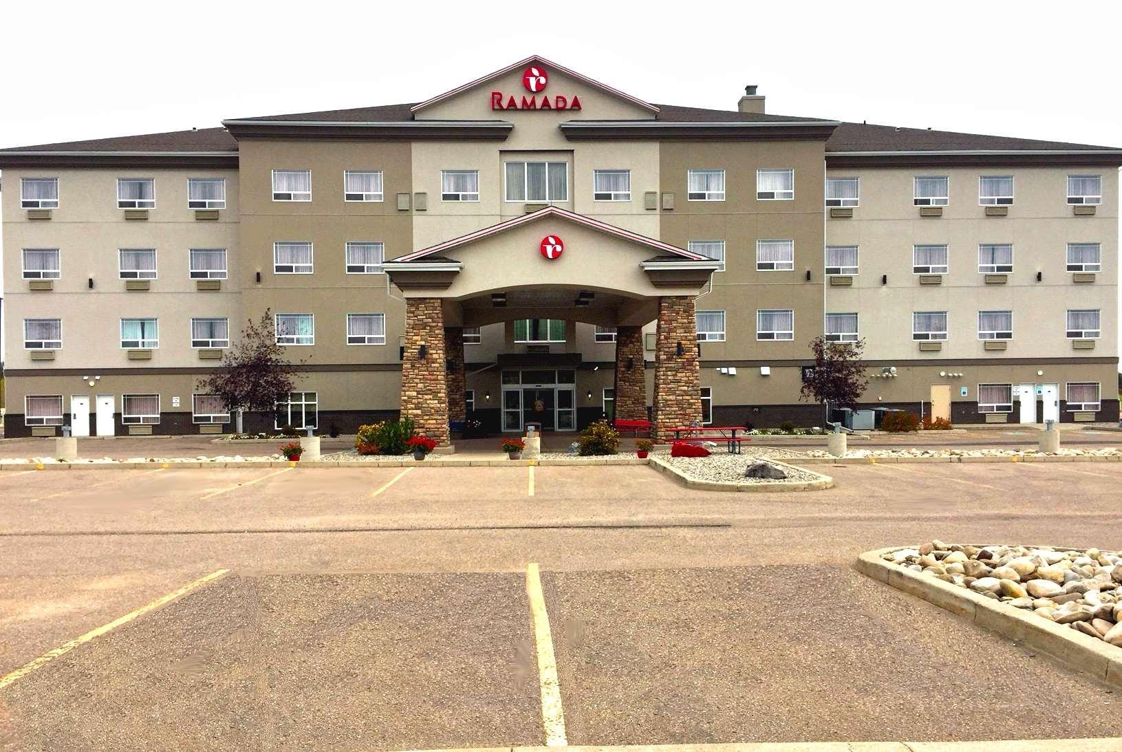 Ramada By Wyndham Lac La Biche Экстерьер фото