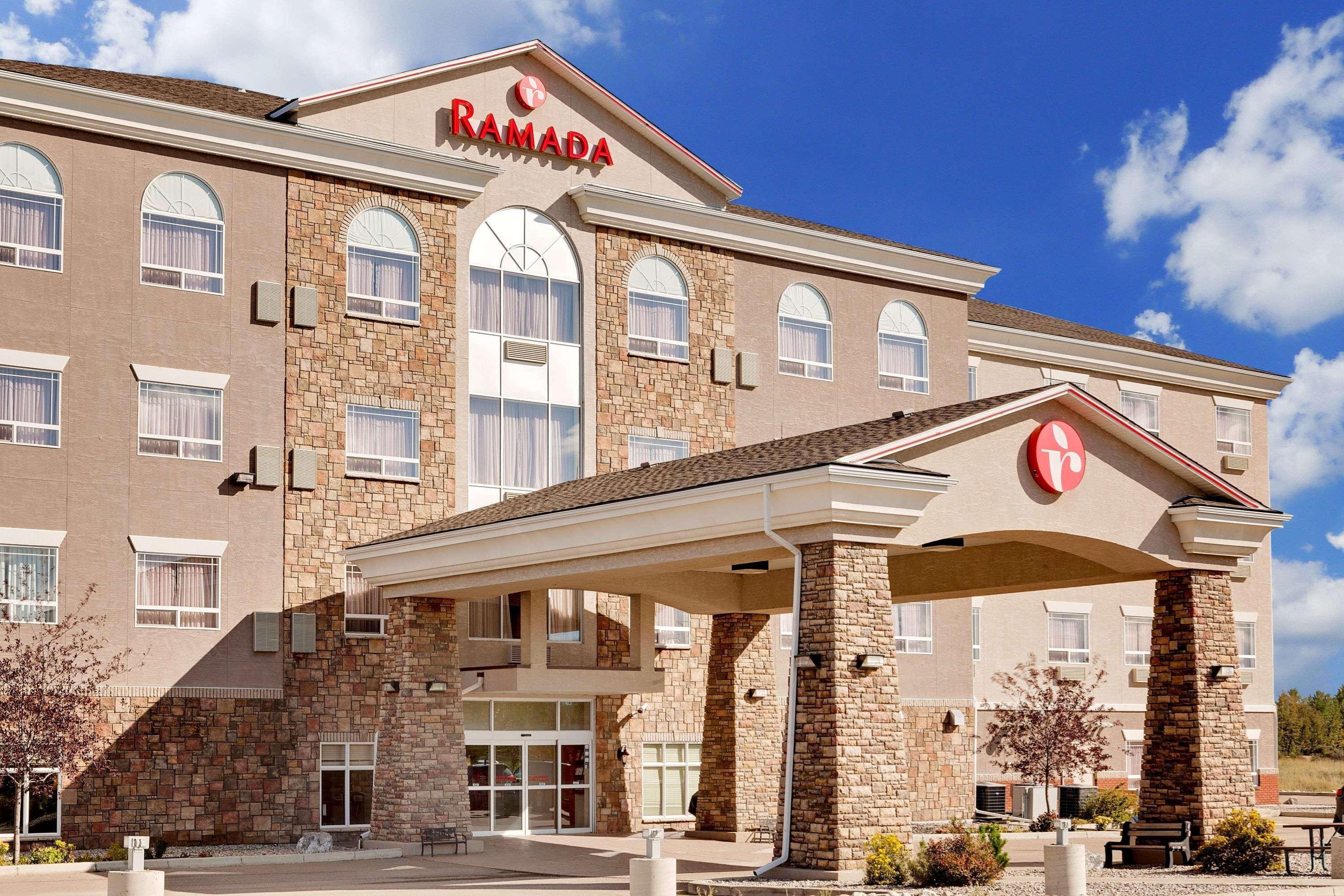 Ramada By Wyndham Lac La Biche Экстерьер фото