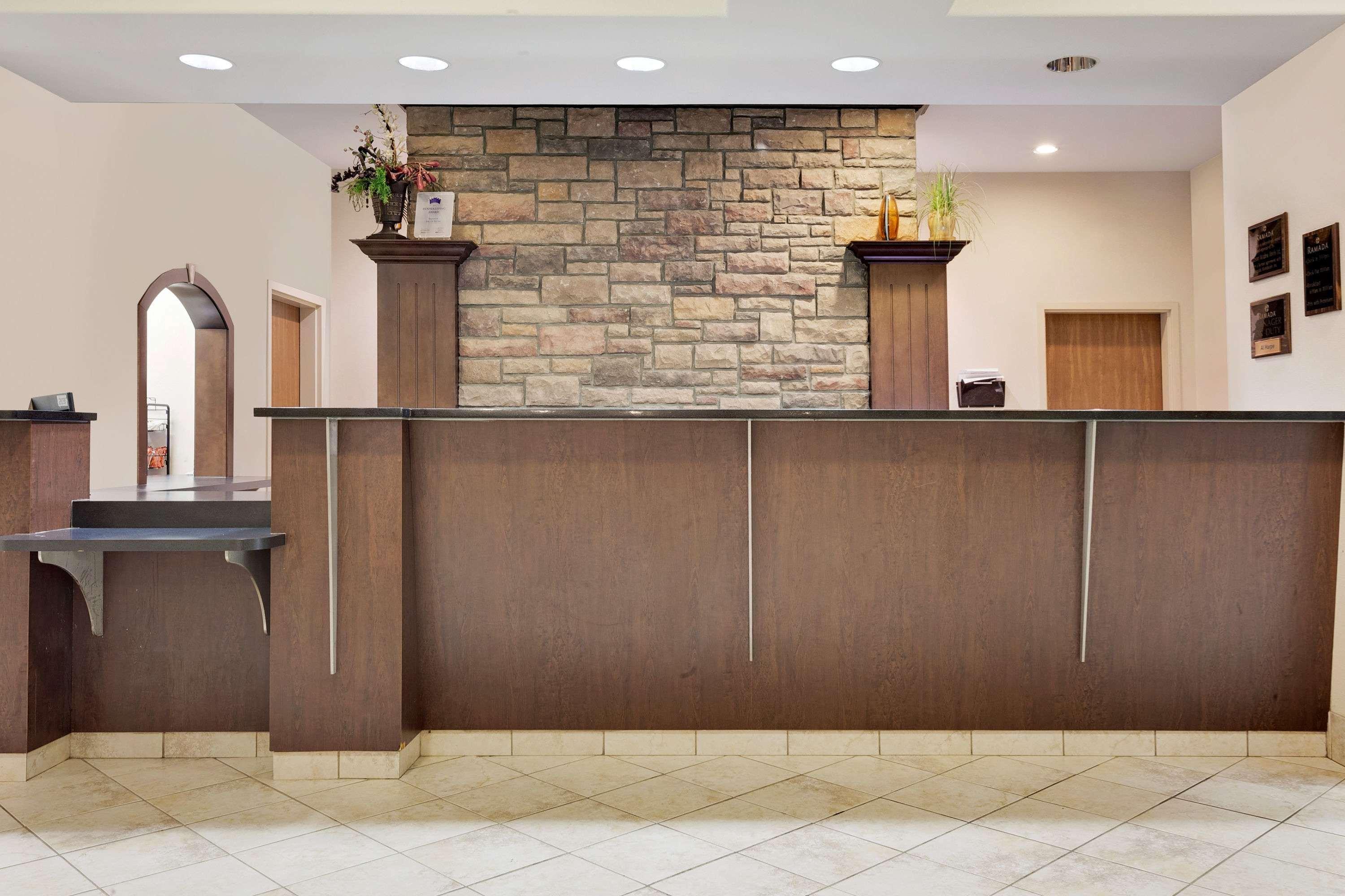 Ramada By Wyndham Lac La Biche Экстерьер фото
