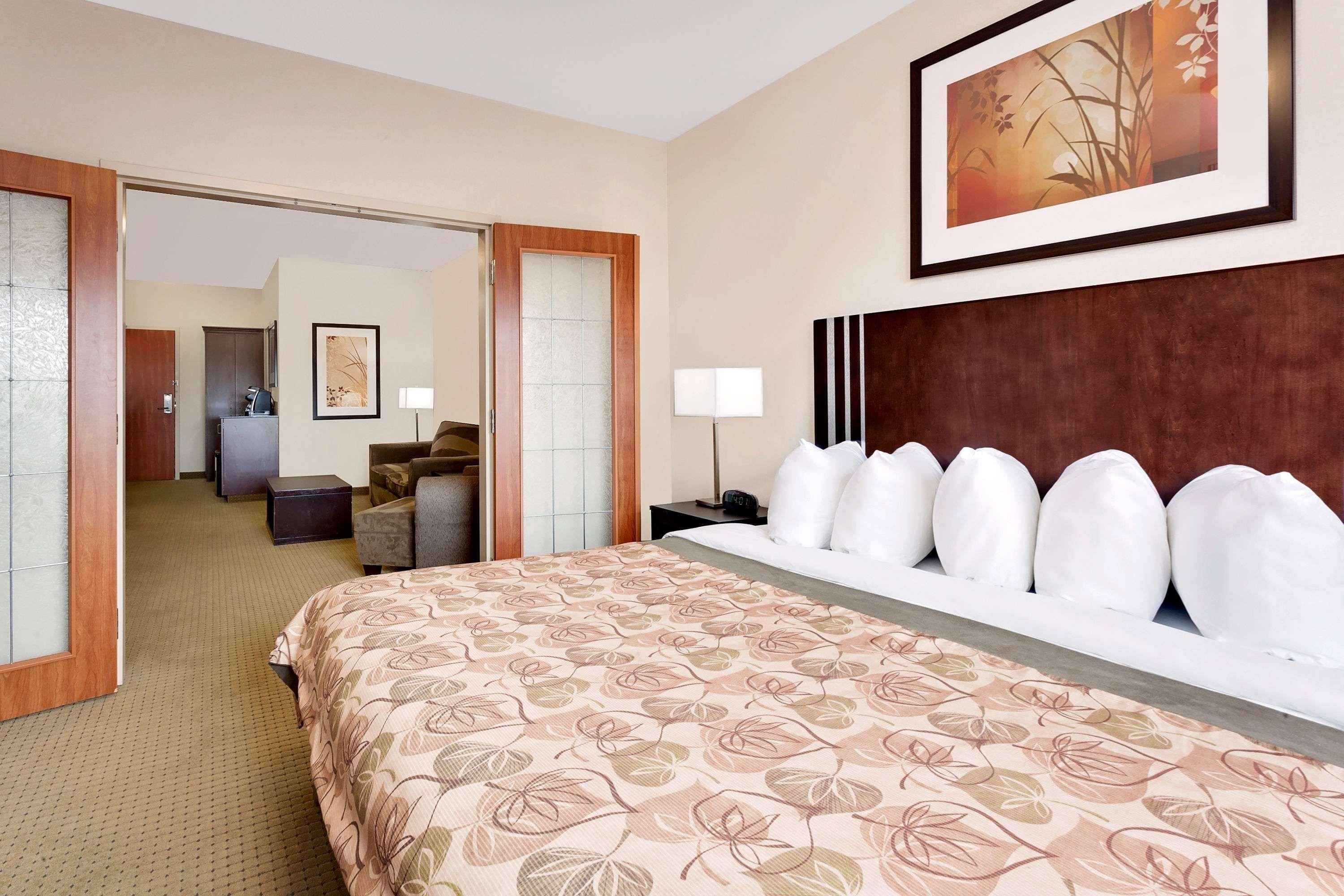 Ramada By Wyndham Lac La Biche Экстерьер фото