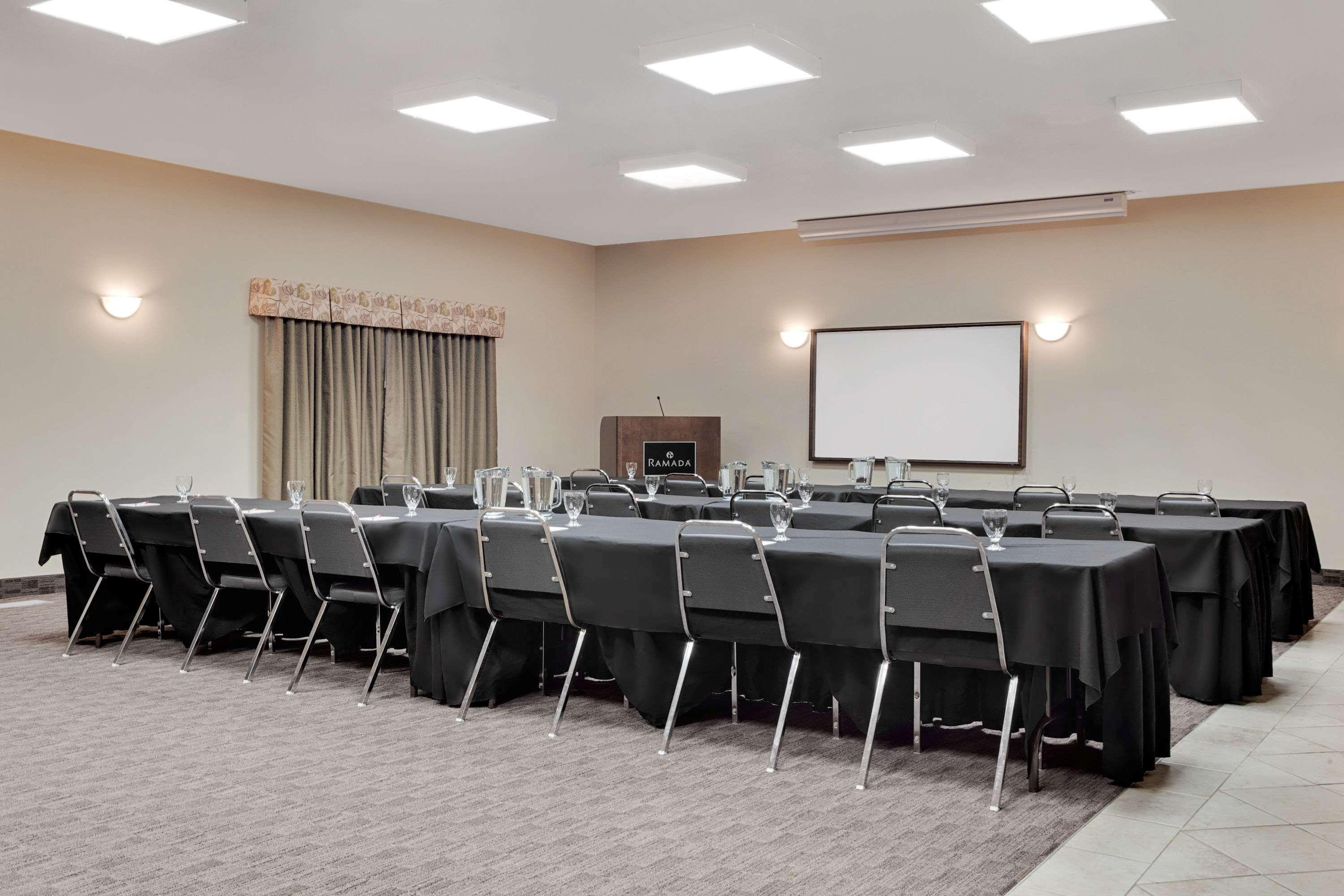 Ramada By Wyndham Lac La Biche Экстерьер фото