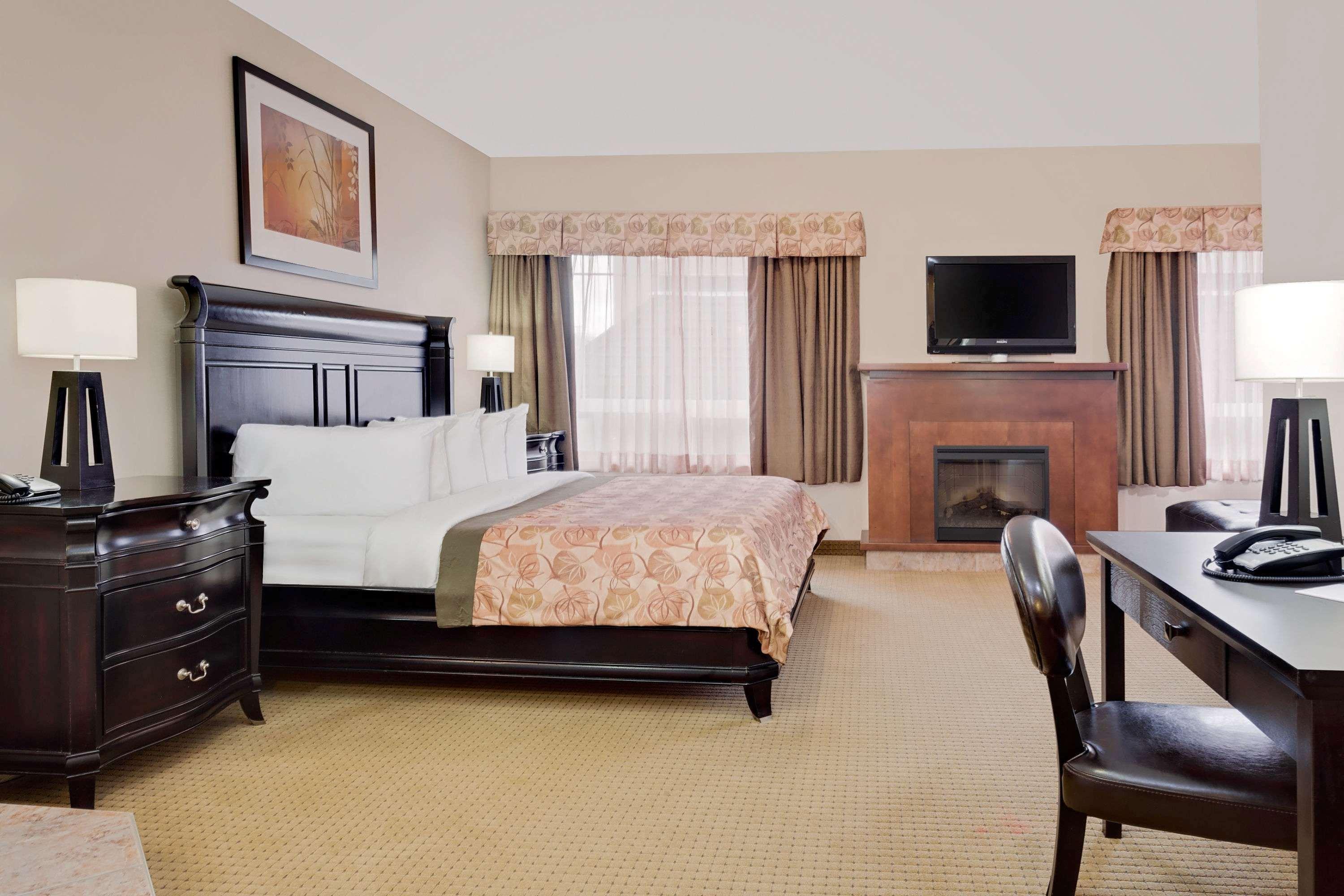Ramada By Wyndham Lac La Biche Экстерьер фото