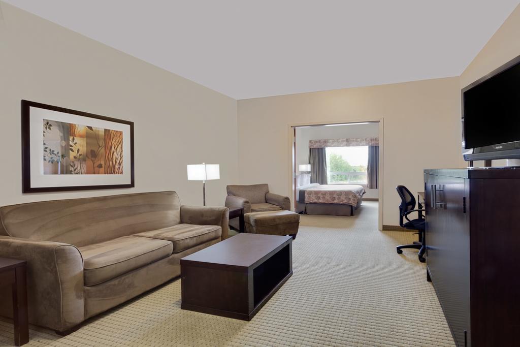 Ramada By Wyndham Lac La Biche Экстерьер фото