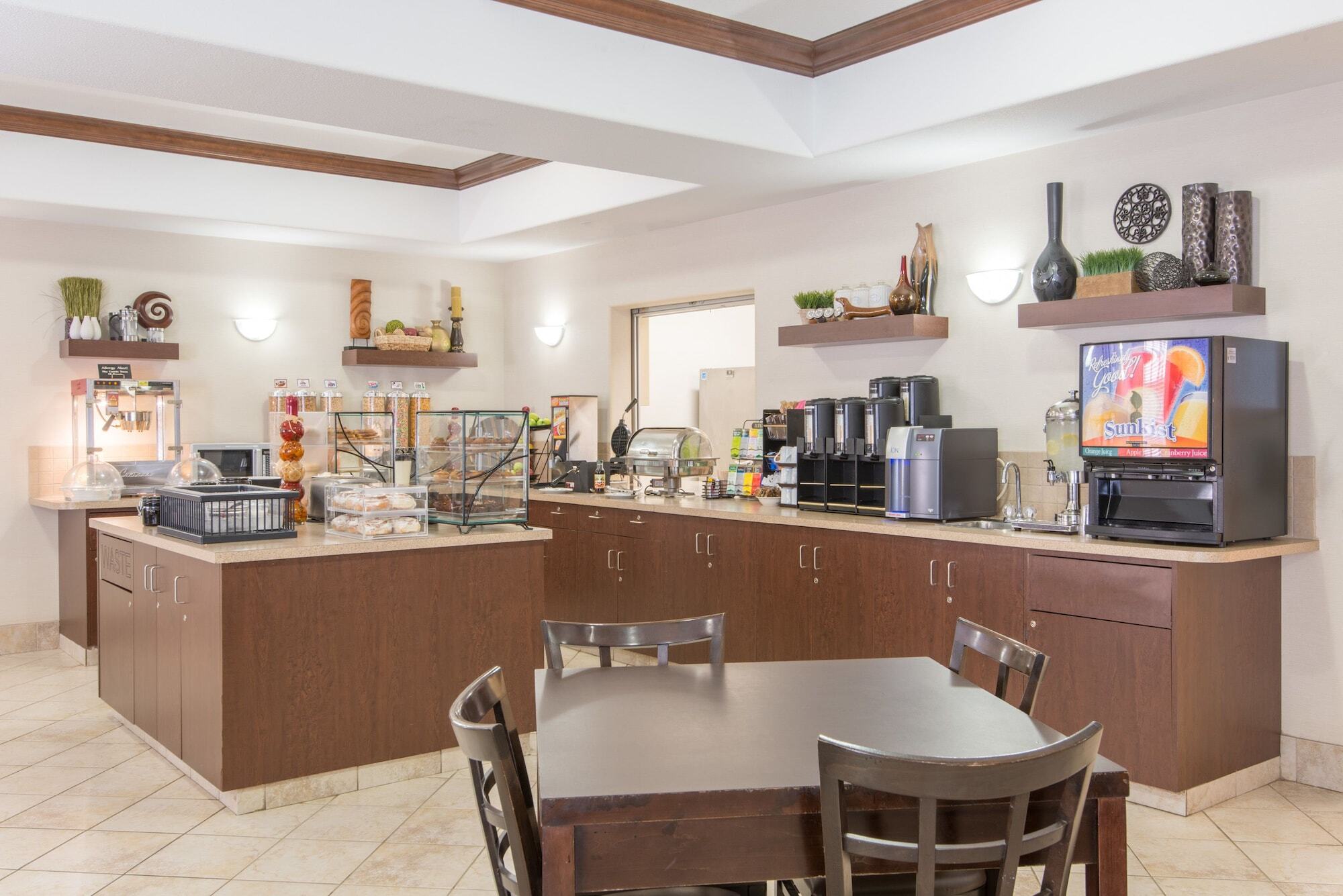 Ramada By Wyndham Lac La Biche Экстерьер фото