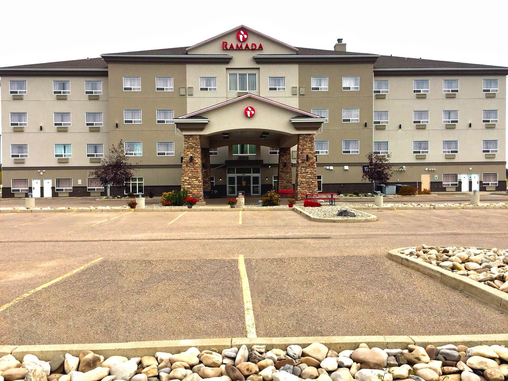 Ramada By Wyndham Lac La Biche Экстерьер фото